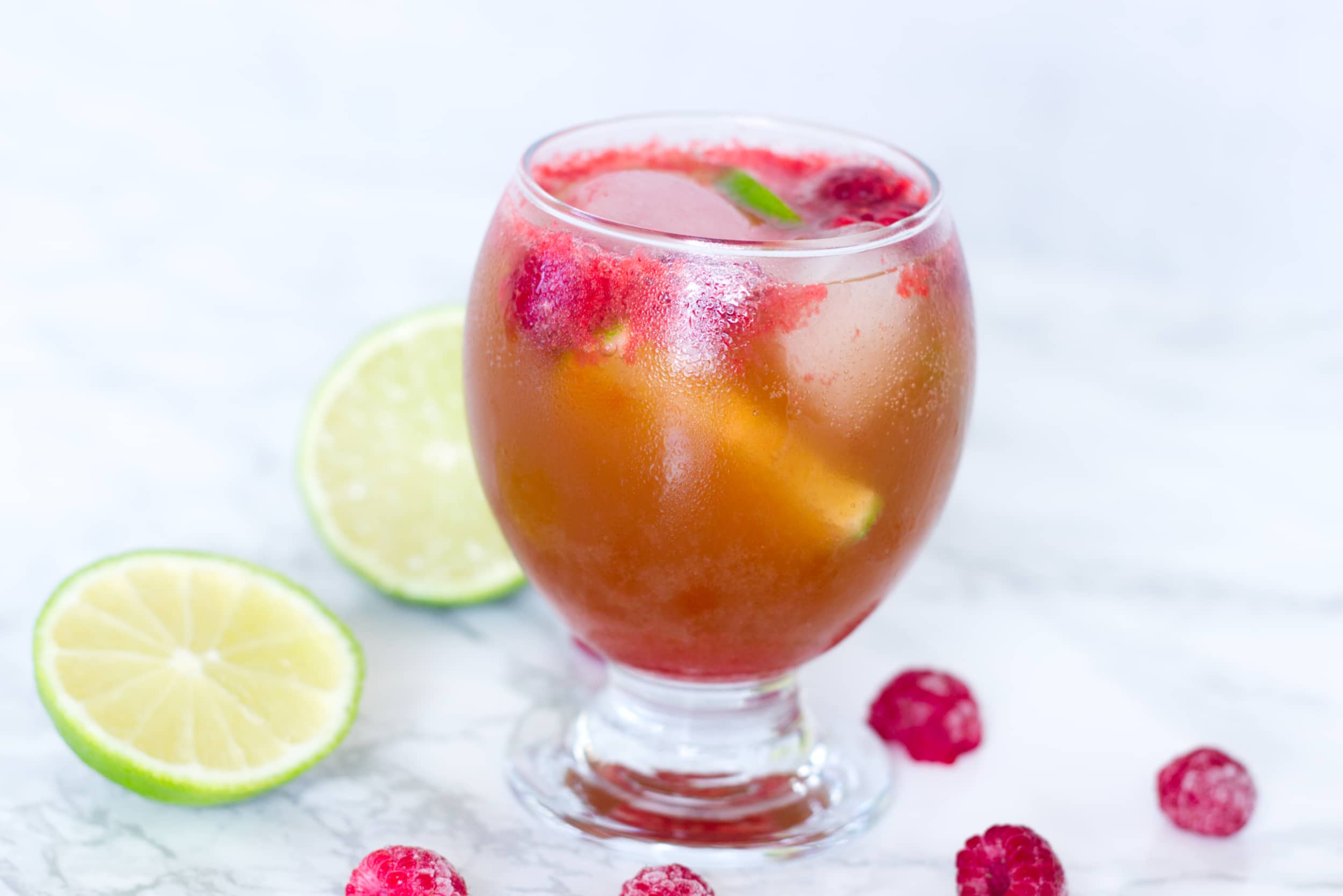 Recette cocktail sans alcool au thé matcha, framboise et citron
