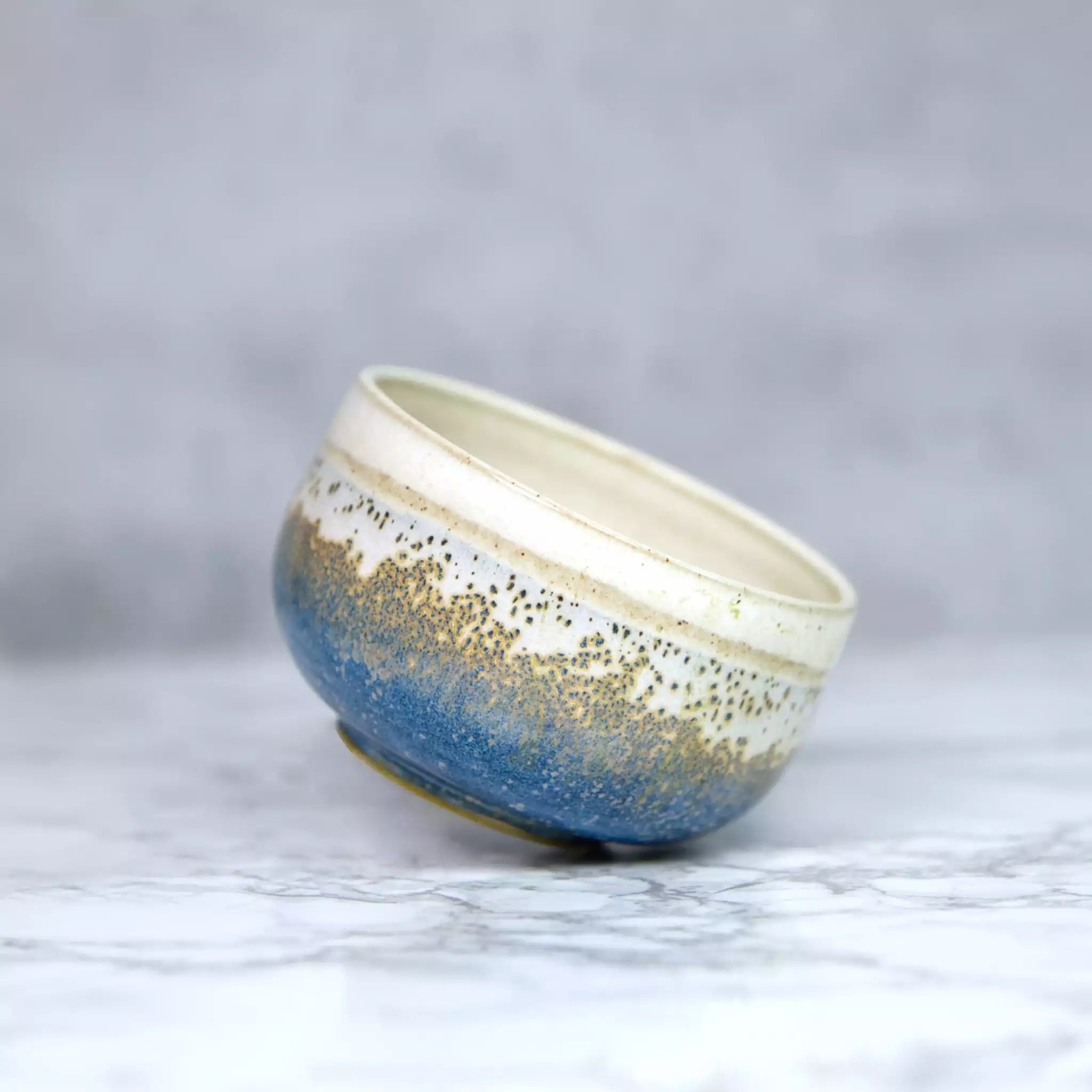 Bol pour thé matcha en céramique fait main appelé chawan de couleurs blanc, bleu, or