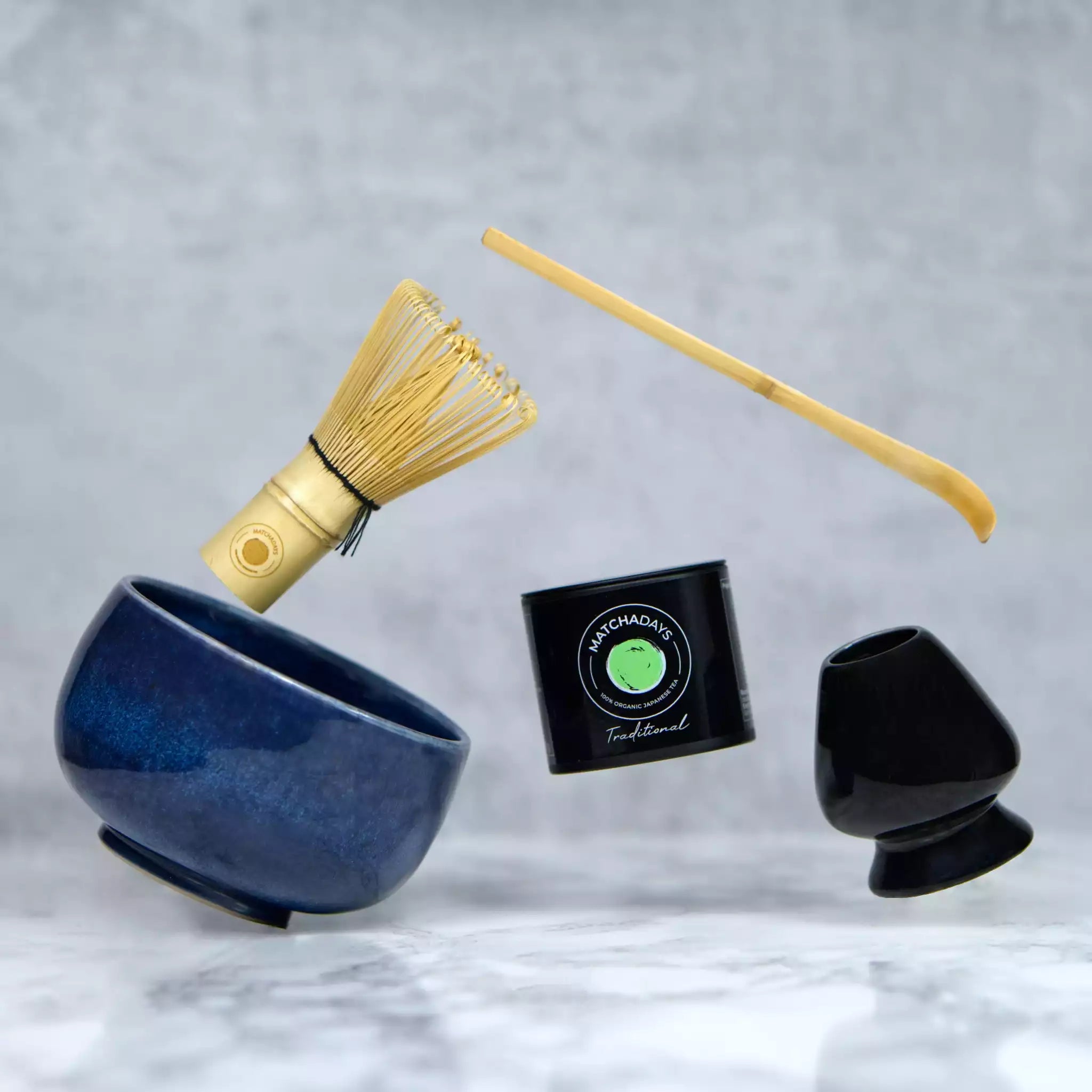 Coffret cadeau kit complet thé matcha avec une boîte de thé matcha, un bol artisanal, un fouet en bambou, une spatule en bambou et un support pour le fouet