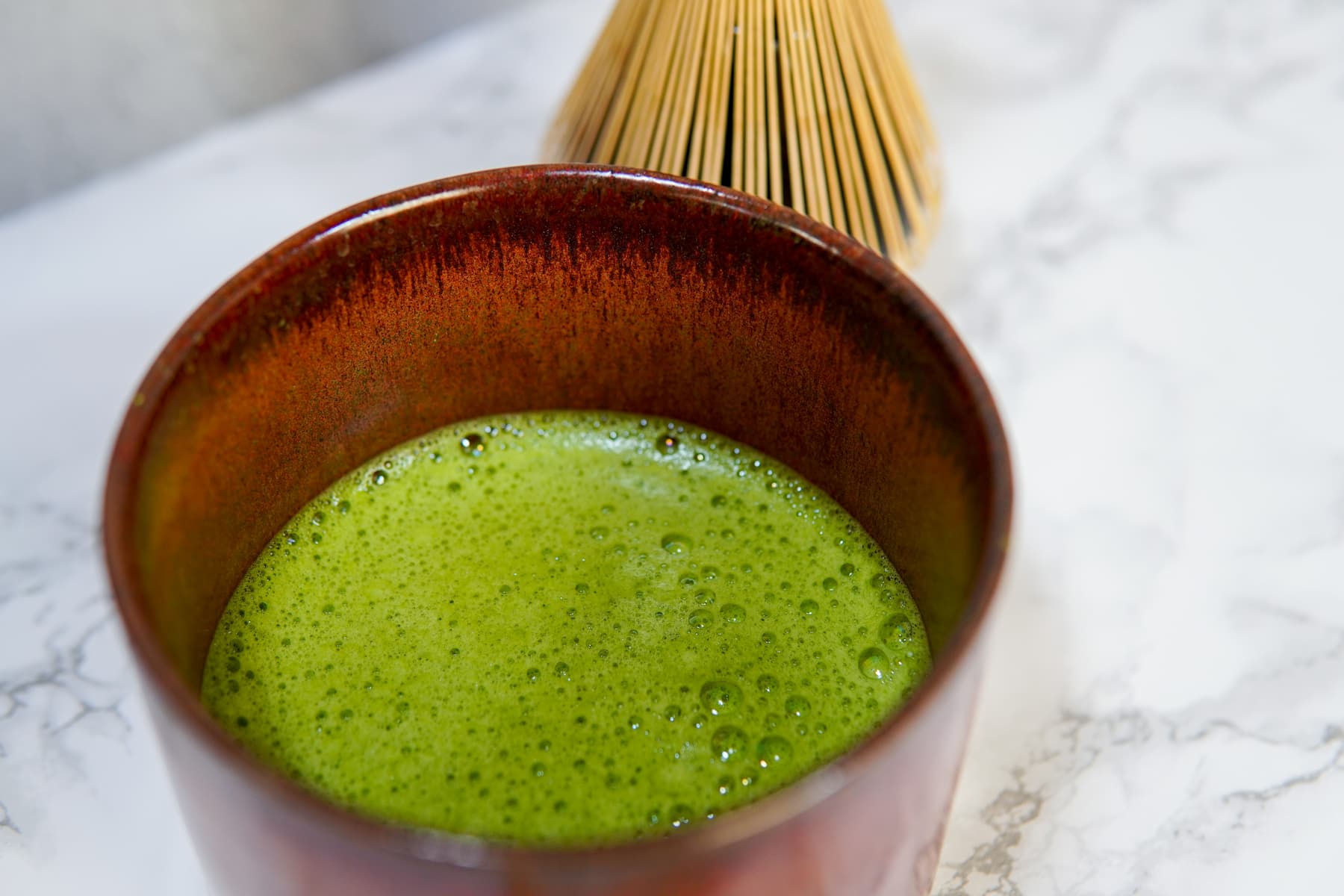 Un thé matcha avec une magnifique mousse. Voici comment le préparer