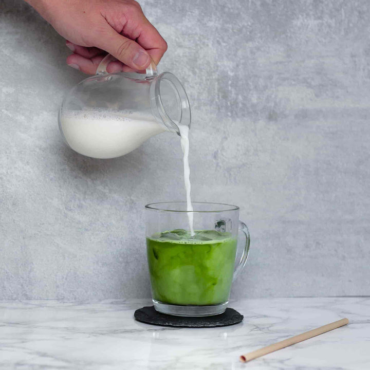 Matcha latte chaud ou froid préparé avec du matcha MatchaDays
