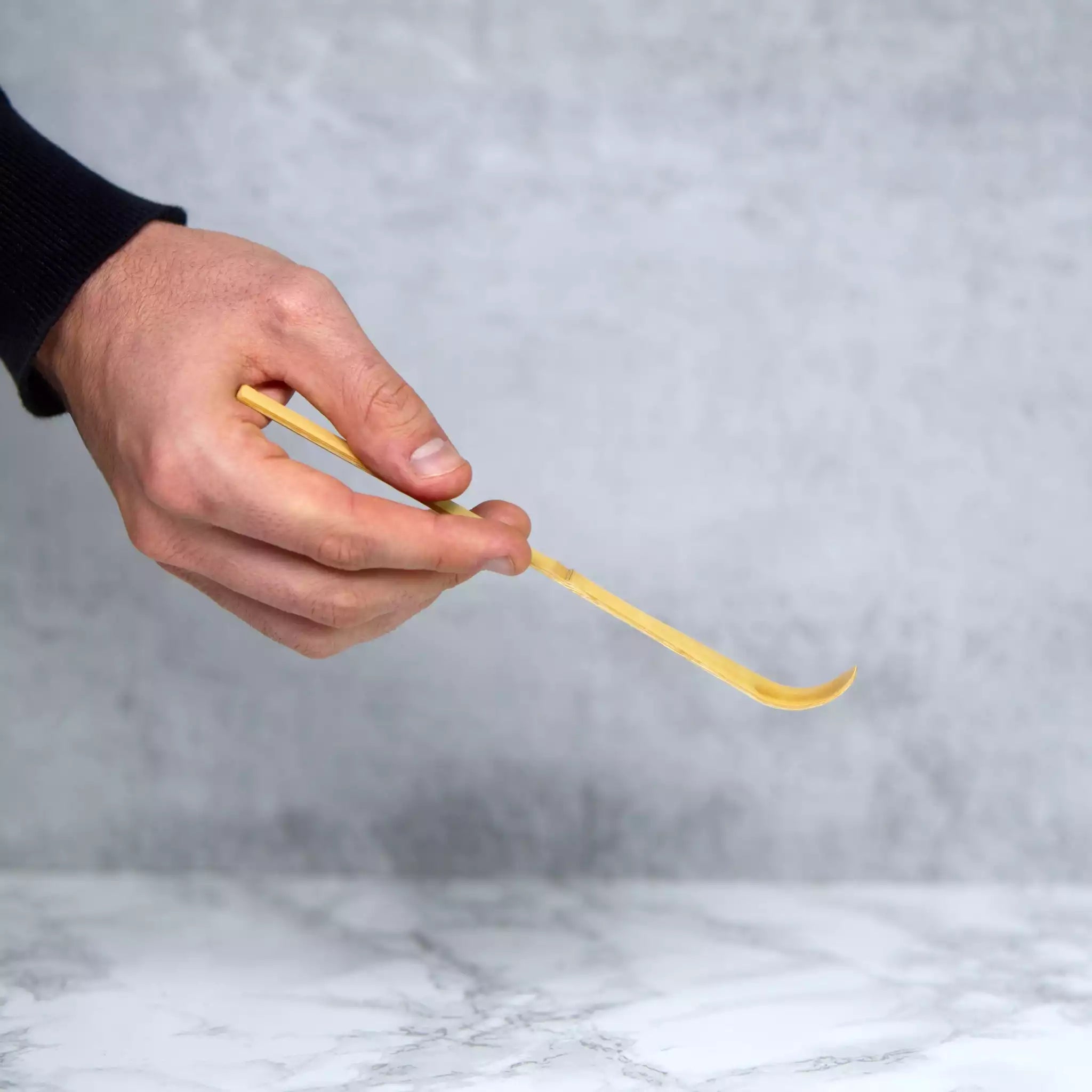 Accessoire, spatule traditionnel en bambou chashaku posé sur une table