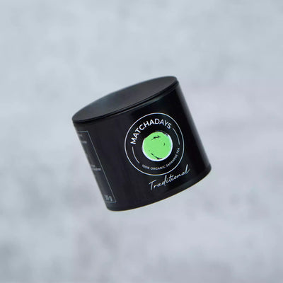 Boîte fermée hermétiquement de matcha traditionnel bio 30g de chez matchadays