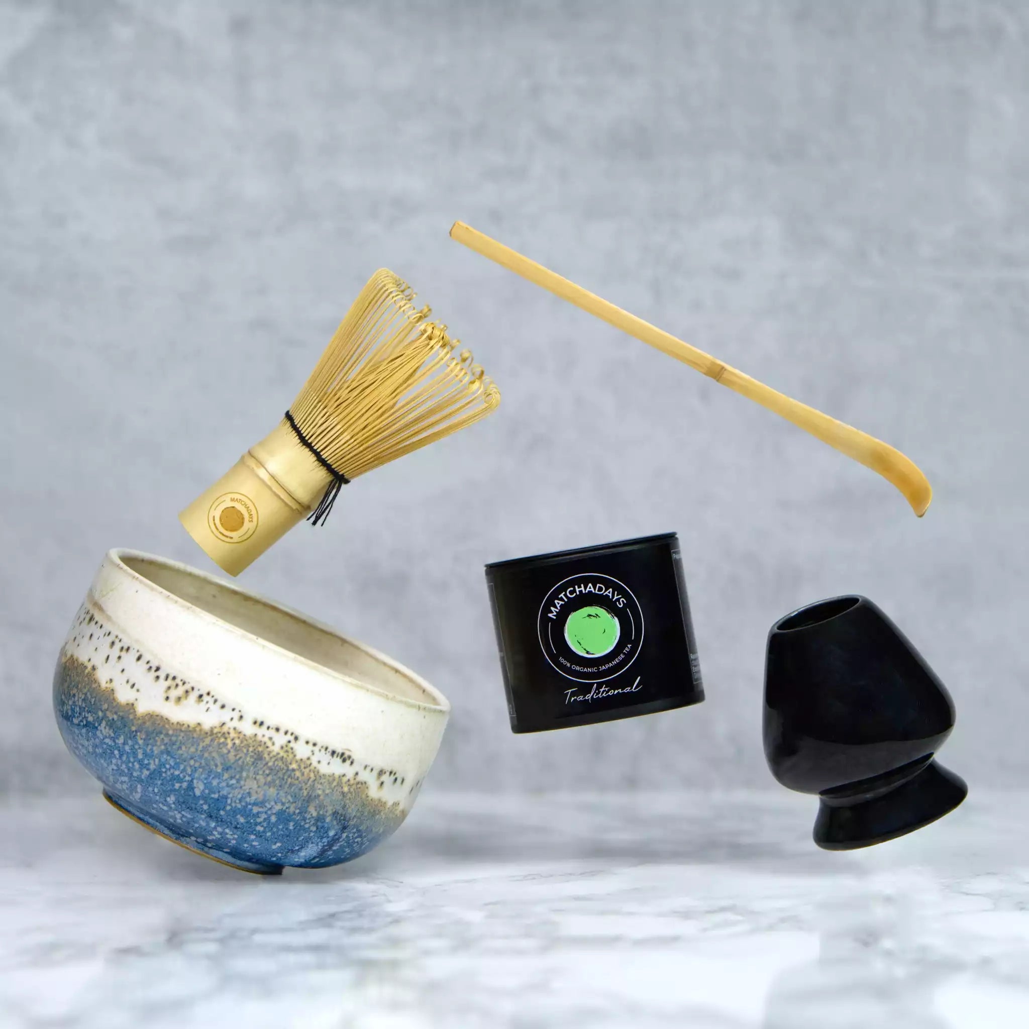 Coffret cadeau kit complet thé matcha avec une boîte de thé matcha, un bol artisanal, un fouet en bambou, une spatule en bambou et un support pour le fouet