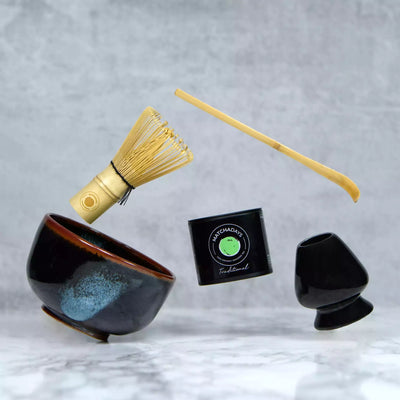 Coffret cadeau kit complet thé matcha avec une boîte de thé matcha, un bol artisanal, un fouet en bambou, une spatule en bambou et un support pour le fouet
