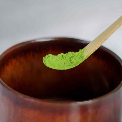 Accessoire spatule en bambou chashaku pour doser le matcha. Met du matcha dans un bol pour la préparation du thé
