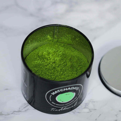 Poudre de matcha traditionnel bio de qualité de chez matchadays dans sa boîte ouverte